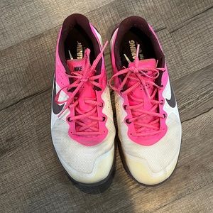 Women NIKE metcons 9.5 white pink sneakers
